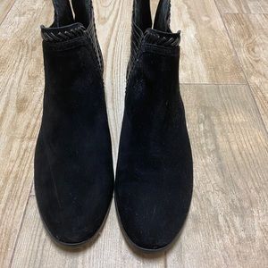 Vince Camuto suede booties pippsy!like new!